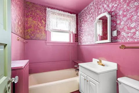 Bath - 4328 Oneida St, Duluth, MN 55804 photo 3 of 3