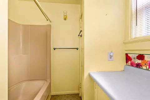 Bath - 4328 Oneida St, Duluth, MN 55804 photo 2 of 3