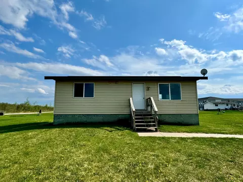 608 Garfield St SE, Warroad, MN 56763