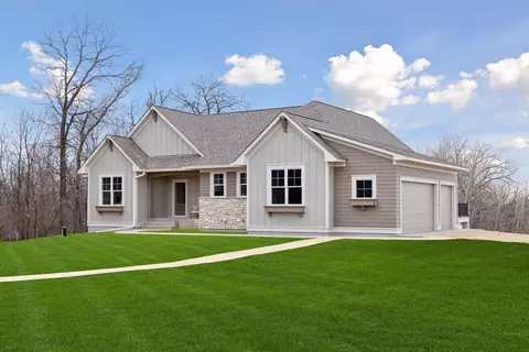 495 Meadow Ridge Trl, Hudson, WI 54016