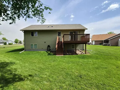 Exterior - 610 3rd Ave NE, Plainview, MN 55964 photo 4 of 7