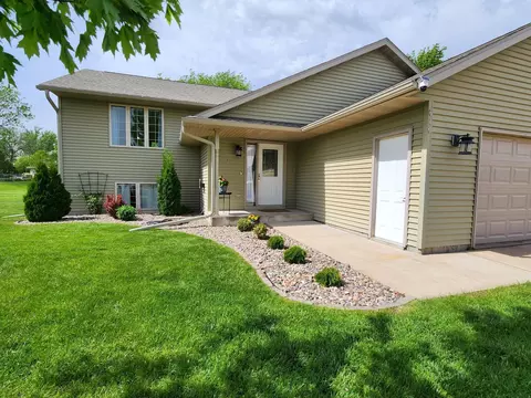 Exterior - 610 3rd Ave NE, Plainview, MN 55964 photo 2 of 7