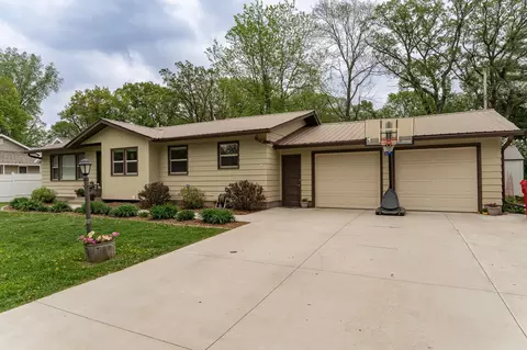 2512 Oakridge Dr SW, Rochester, MN 55902
