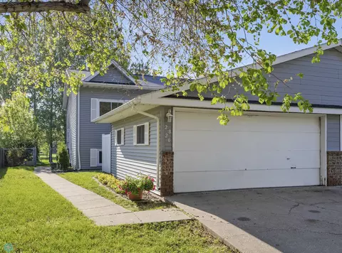 2826 26th St Cir S, Moorhead, MN 56560