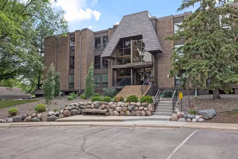 6085 Lincoln Dr #123, Edina, MN 55436