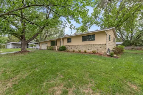 152 Spring Valley Cir, Bloomington, MN 55420