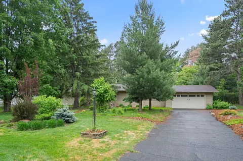 14 Overlook Rd, Dellwood, MN 55110