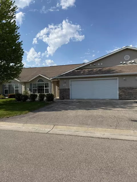 446 30th St N, Moorhead, MN 56560