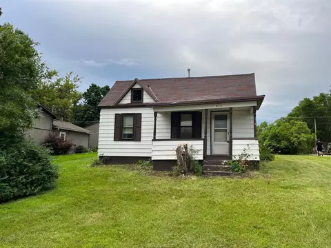 610 E 7th St, Starbuck, MN 56381