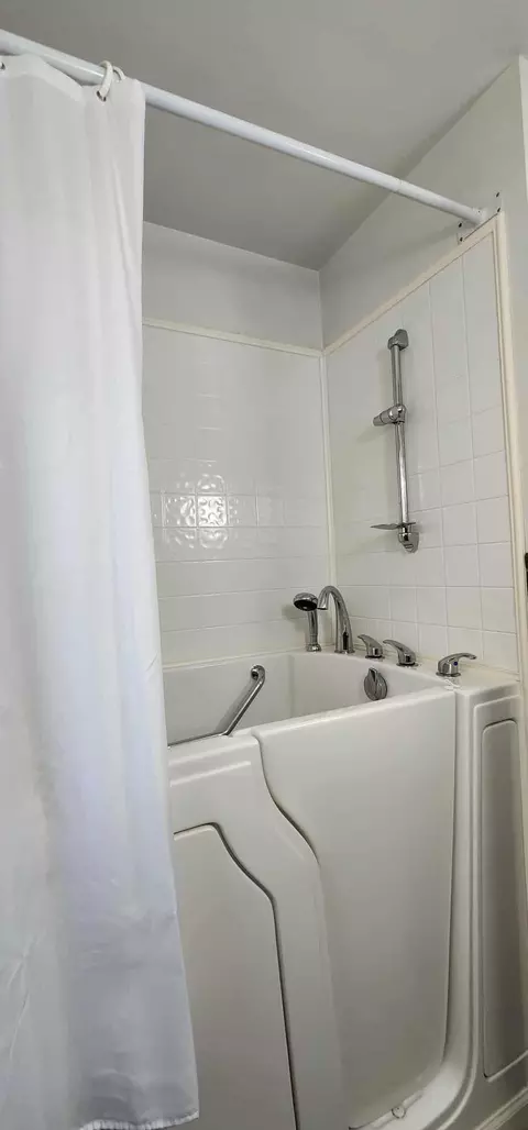 Bath - 621 E 16th St, Albert Lea, MN 56007 photo 3 of 4