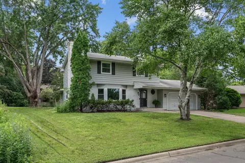 2435 Lamplighter Ln, Golden Valley, MN 55422