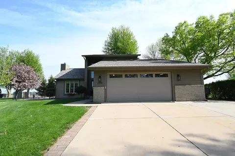 306 Windcrest Ln SE, New Prague, MN 56071