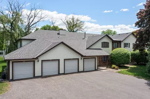1002 Heritage Ct E #402, Vadnais Heights, MN 55127