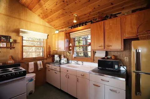 Kitchen - 6565 White Pine Ln, Gilbert, MN 55741 photo 3 of 4