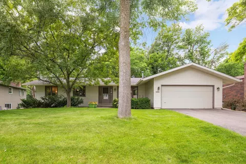 9020 High Point Cir, Eden Prairie, MN 55347