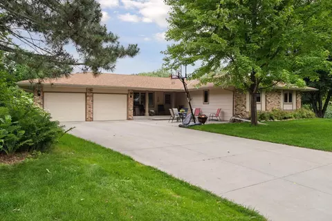 420 Santa Fe Cir, Chanhassen, MN 55317