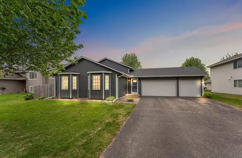 804 Heritage Trl, Belle Plaine, MN 56011
