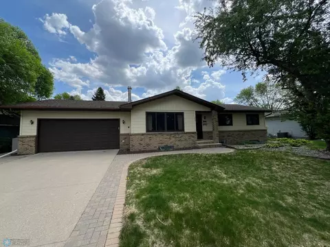 240 30th Ave N, Fargo, ND 58102