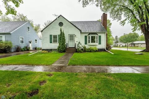 502 13th St N, Moorhead, MN 56560