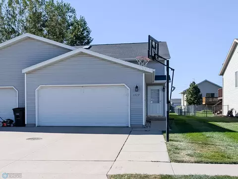 1719 50 St S, Fargo, ND 58103