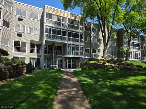 135 Viking Dr E #213, Little Canada, MN 55117