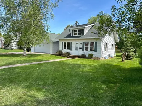 310 7th Ave NE, Roseau, MN 56751