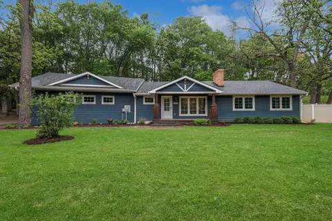 5078 Vine Hill Rd, Deephaven, MN 55331