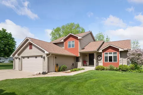1665 Royal Oak Dr, Chaska, MN 55318