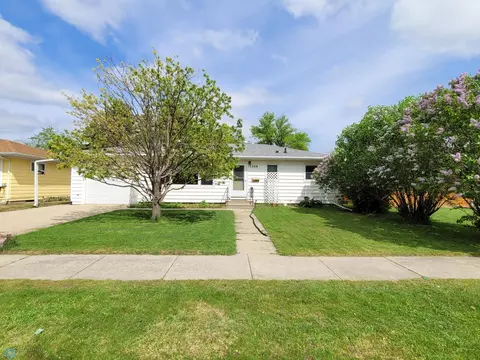 1308 9th St N, Moorhead, MN 56560