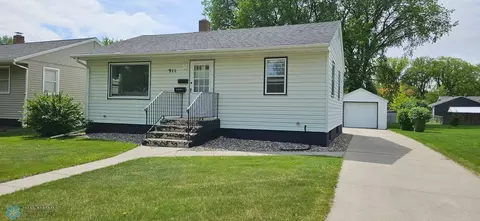 911 16th St N, Moorhead, MN 56560