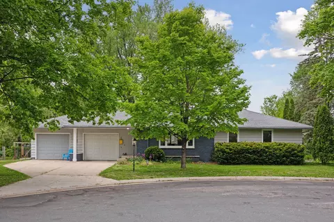 5 Hillside Ct, Northfield, MN 55057