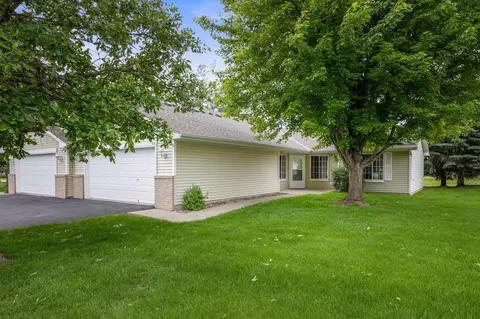 817 Greensview Ct NW, Hutchinson, MN 55350