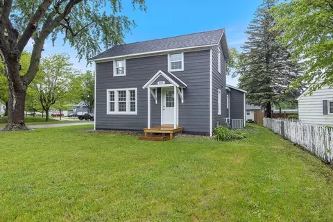 806 N 4th St, Marshall, MN 56258