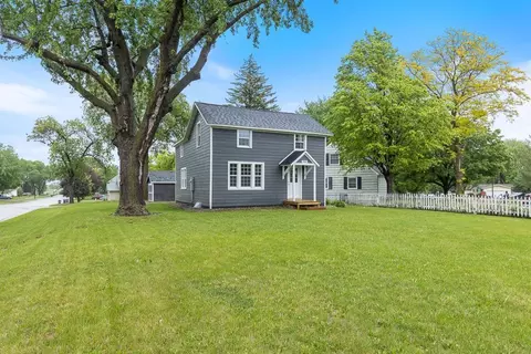 Exterior - 806 N 4th St, Marshall, MN 56258 photo 4 of 10
