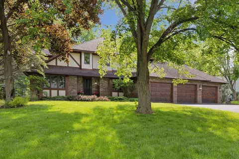61 Deer Hills Ct, North Oaks, MN 55127
