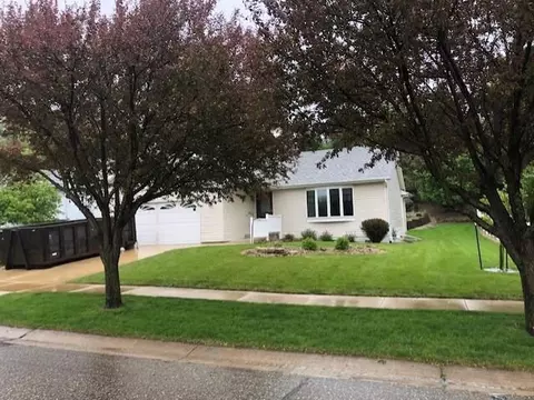 2023 Woodcrest Ln SW, Rochester, MN 55902