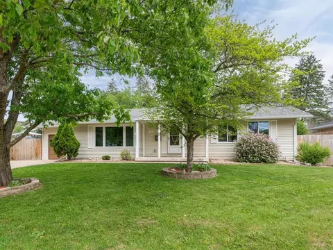 511 Woodley St E, Northfield, MN 55057