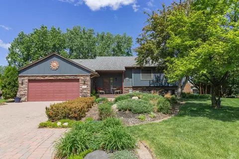 977 Brooks Ct E, Maplewood, MN 55109