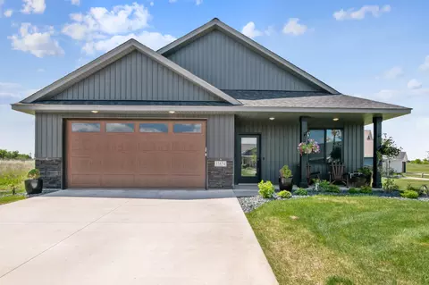31654 Newport Curv, Lindstrom, MN 55045
