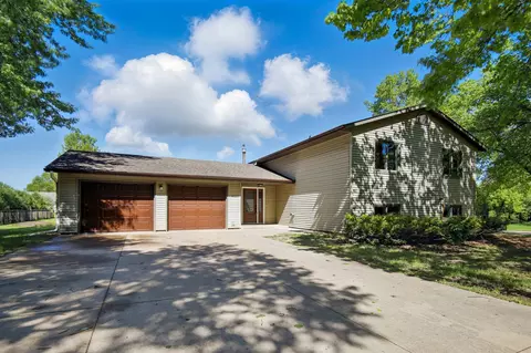 1900 Greenwood Dr, Owatonna, MN 55060