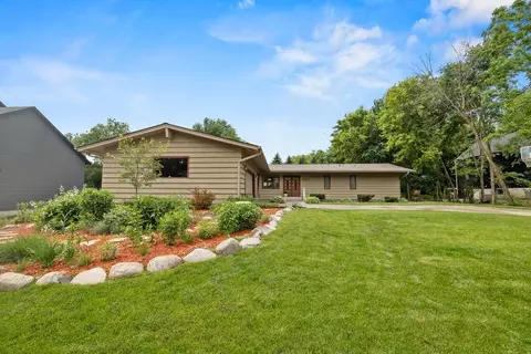2725 Pilgrim Ln N, Plymouth, MN 55441