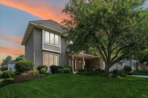3438 Churchill Dr, Woodbury, MN 55125