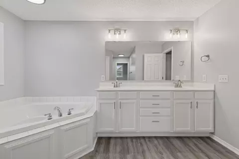 Bath - 1418 Bluff St, Dundas, MN 55019 photo 3 of 4