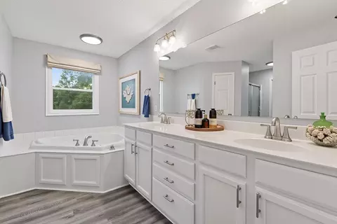 Bath - 1418 Bluff St, Dundas, MN 55019 photo 2 of 4