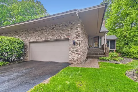 1104 Hollybrook Dr, Wayzata, MN 55391
