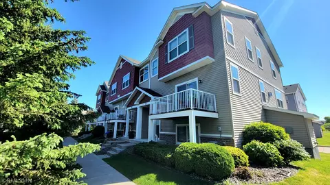 9695 Independence Cir #4, Chanhassen, MN 55317