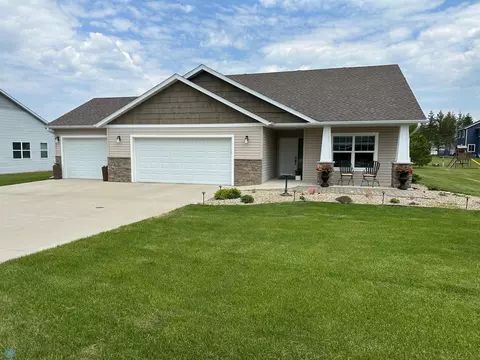 879 Longview Dr, Detroit Lakes, MN 56501