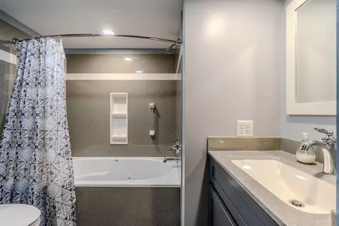 Bath - 5284 Clayton Dr, Maple Plain, MN 55359 photo 3 of 4