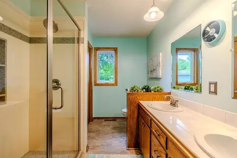 Bath - 5284 Clayton Dr, Maple Plain, MN 55359 photo 1 of 4