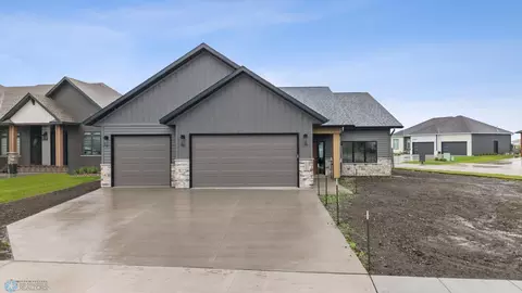 6090 Prairie Grove Ct S, Fargo, ND 58104